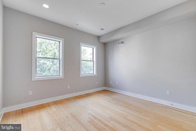 Building Photo - 877 N 5th St