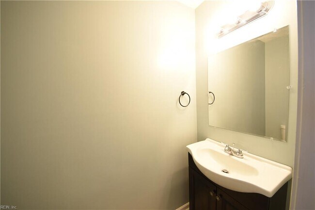 Building Photo - 1549 River Creek Crescent