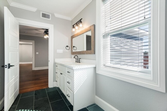 Building Photo - 405 24th St