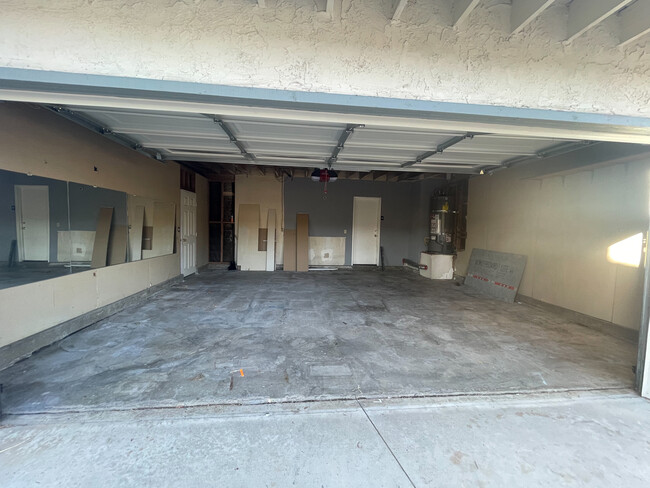 Garage / workout room - 25770 Mariposa St