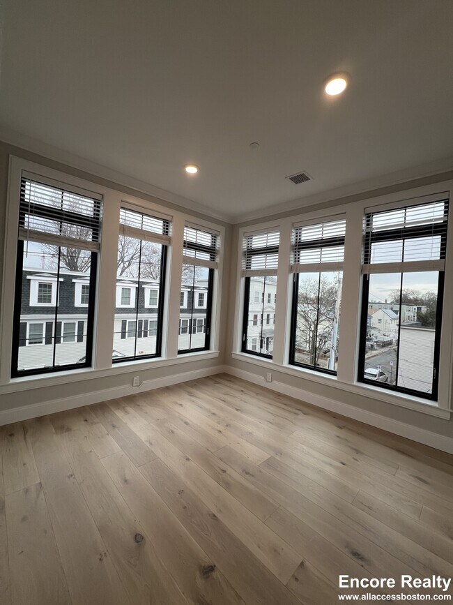 Building Photo - 157 Everett St