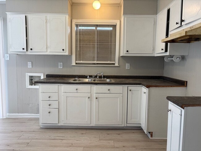 Building Photo - Updated 3 bedroom 1 Bath home - Open To Section 8