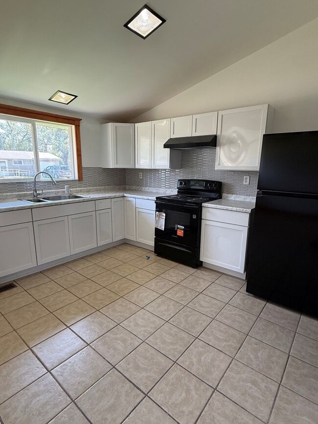 Building Photo - Fresh Interior