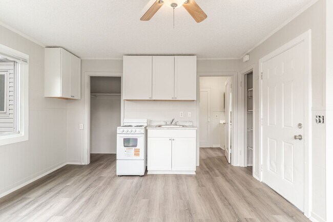 Building Photo - 908 Bryan St