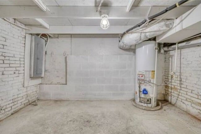 Building Photo - Stunning Newly Renovated 2 Bedroom 1 Bathroom