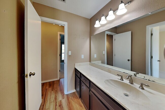 Building Photo - 1605 Brighton Dr