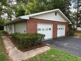 Building Photo - 580 Sand Ridge Rd