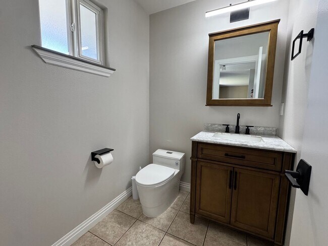 Building Photo - Fully updated 3 bed/2.5 bath home