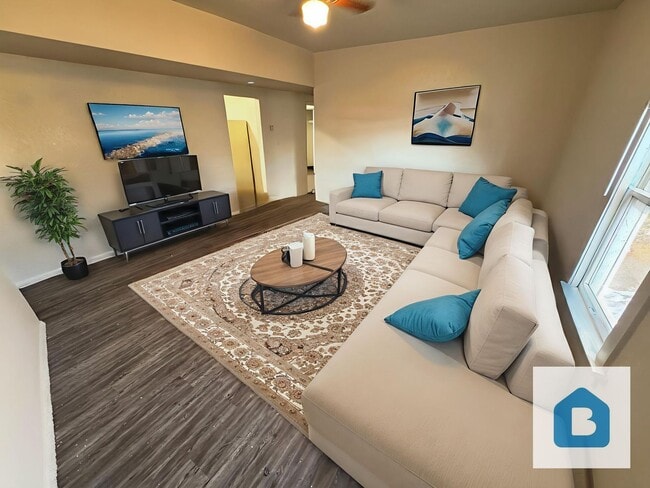 Building Photo - Experience the charm of Manitou Springs living in this spacious 2-bedroom, 2-bath apartment locat...