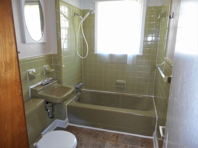 Building Photo - 4 Bedroom Near Downtown & Winthrop!