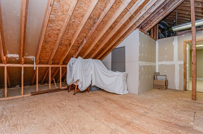 Building Photo - Spacious Townhome in the Heart of Raleigh,...
