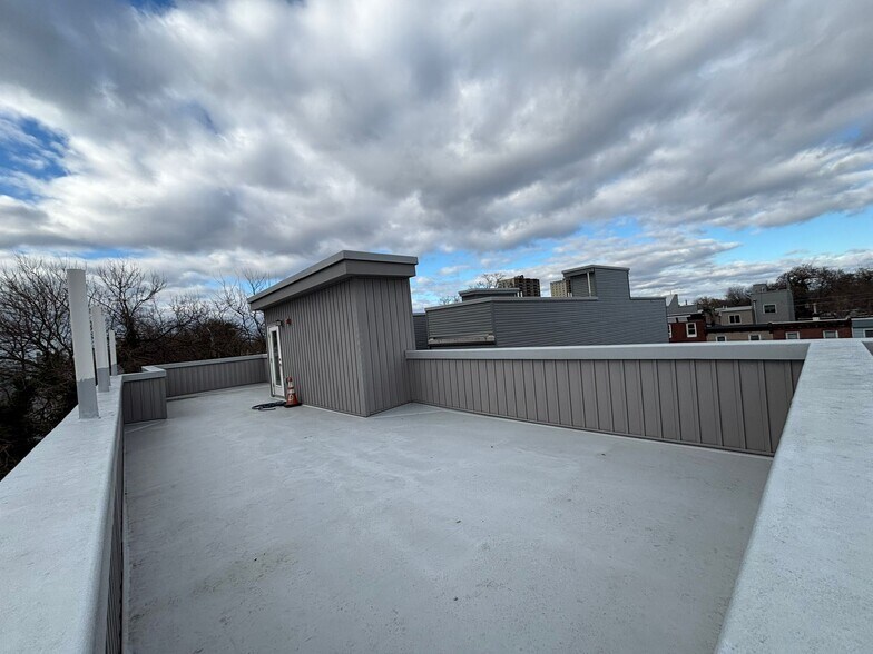 Building Photo - 2252 N Delhi St