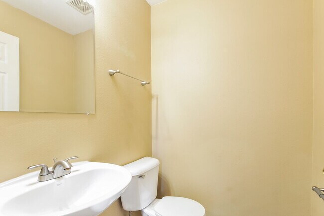 Building Photo - 428 Red Coat Tr