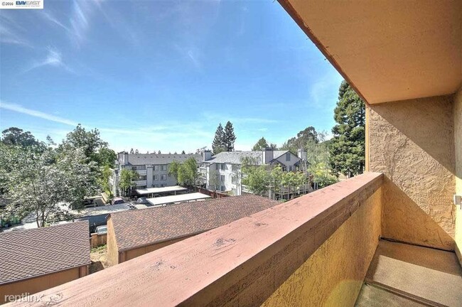 Building Photo - 3 br, 2 bath Condo - 26937 Hayward Bouleva...