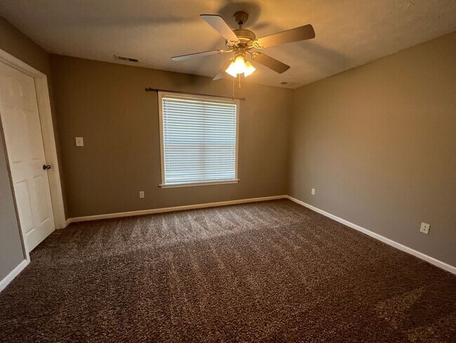 Building Photo - Lovely 2 Bed 2 Bath Condo with Community Pool