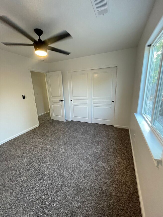 Building Photo - BEAUTIFUL 3 BEDROOM HOME FOR RENT