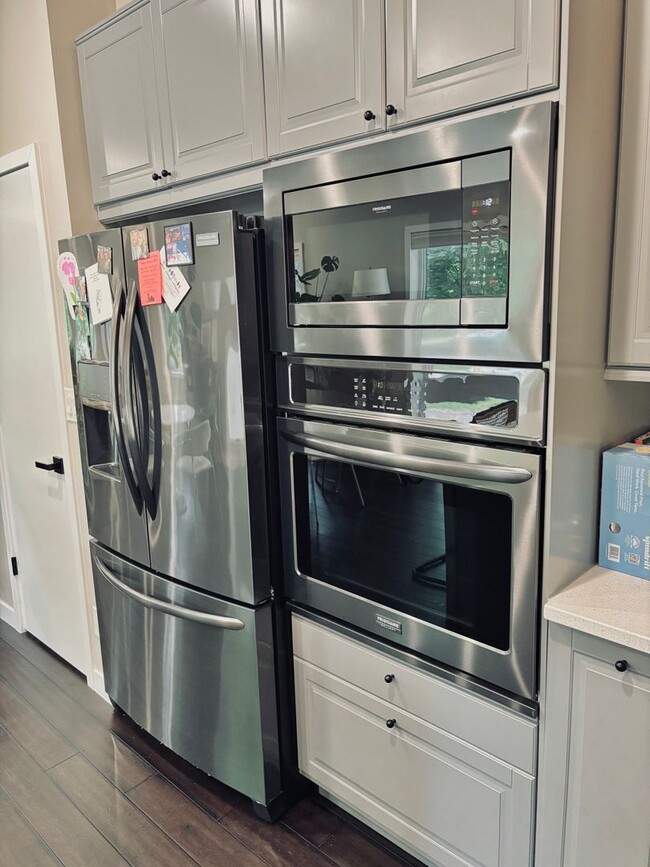 Building Photo - Rare Minnehaha Parkway rental under 5k! Be...