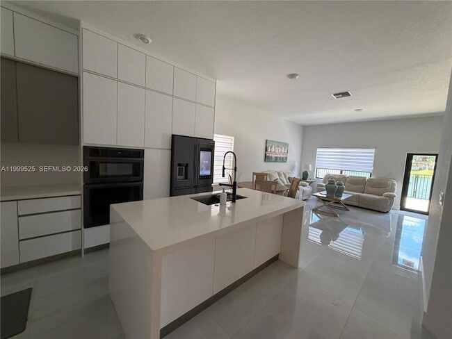 Building Photo - 2481 NE 2nd Dr