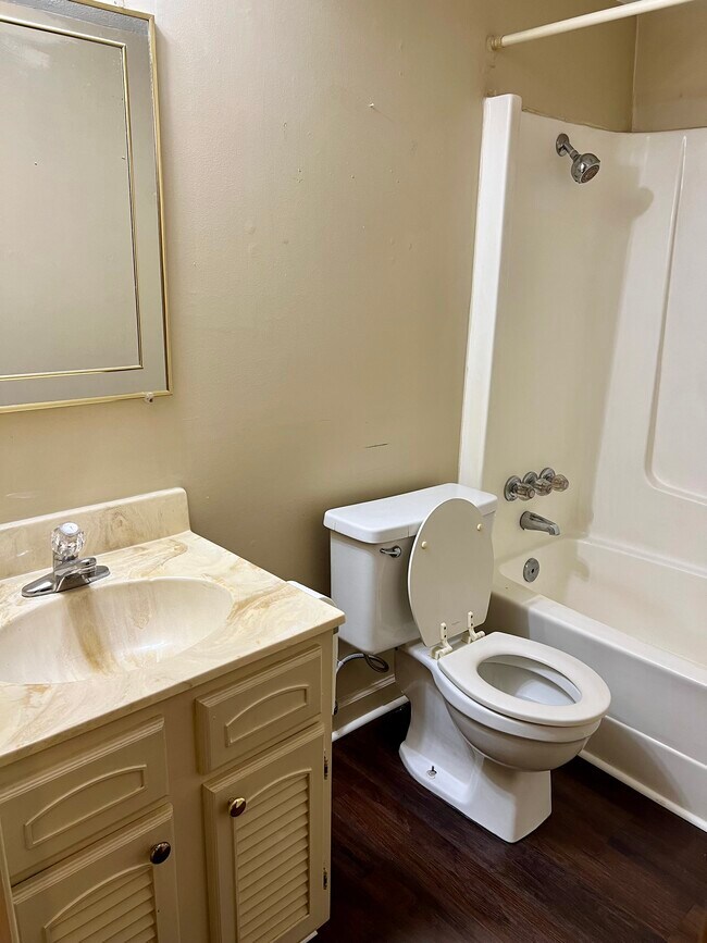 Building Photo - 110 Lyons St