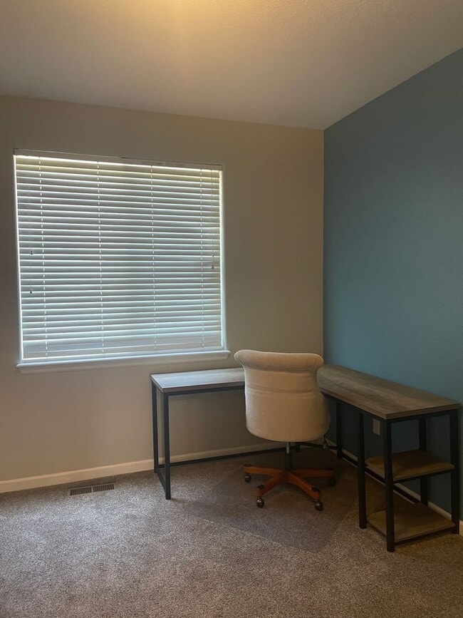 Building Photo - Charming 2 bedroom/ 2-bathroom unit in Castleview Condominium complex- Great location - 1 car gar...