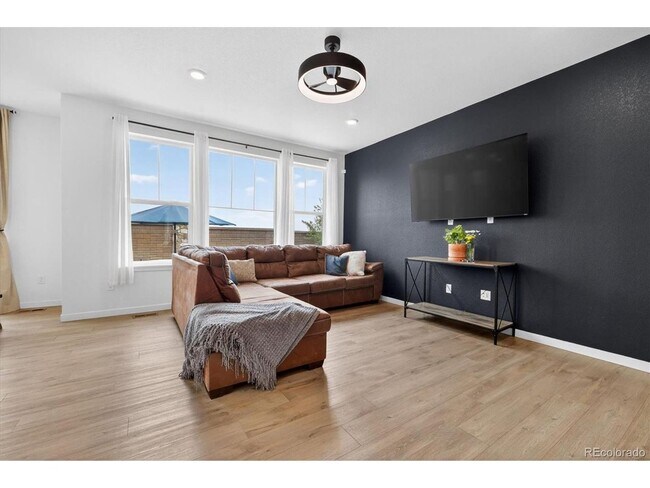 Building Photo - Spacious & Bright, Multi-Level 3BR 3BA in Commerce City w/ Private Yard!