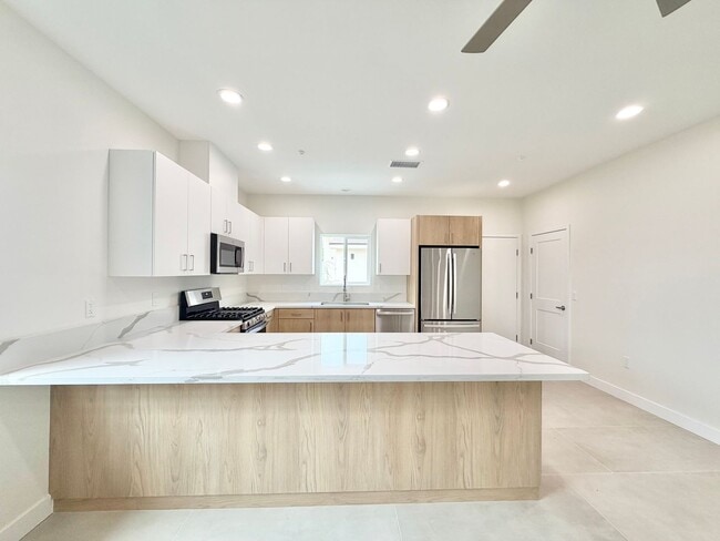 Building Photo - AVAILABLE NOW!! Beautiful 4 Bedroom 3 Bathroom Home in Cathedral City