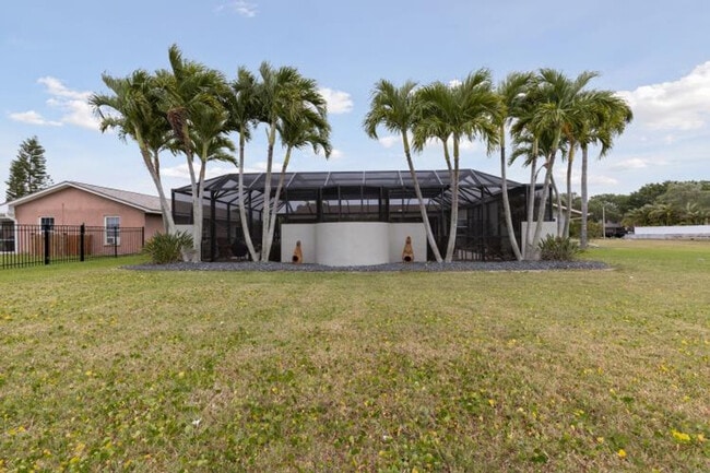 Building Photo - 12 Fairway Dr