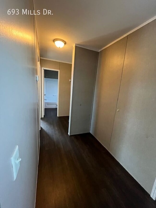 Building Photo - 693 W Mills Dr