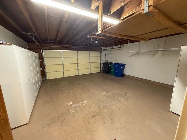 Building Photo - 3 Bedroom, 2.5 Bath Two-Story Townhome in Tierrasanta