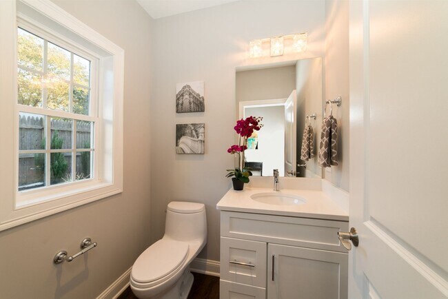 Building Photo - Luxury 3-Bed/1.5 Bath East Rock Condo Avai...