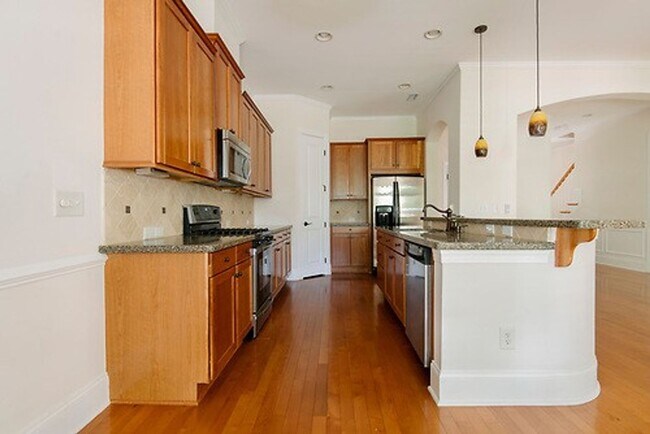 Building Photo - Gorgeous 3 Bedroom 2.5 Bathroom Townhome- Located in Stone Creek Village, Cary! Available August ...