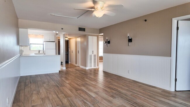 Building Photo - 4640 Lucerne Lakes Blvd W