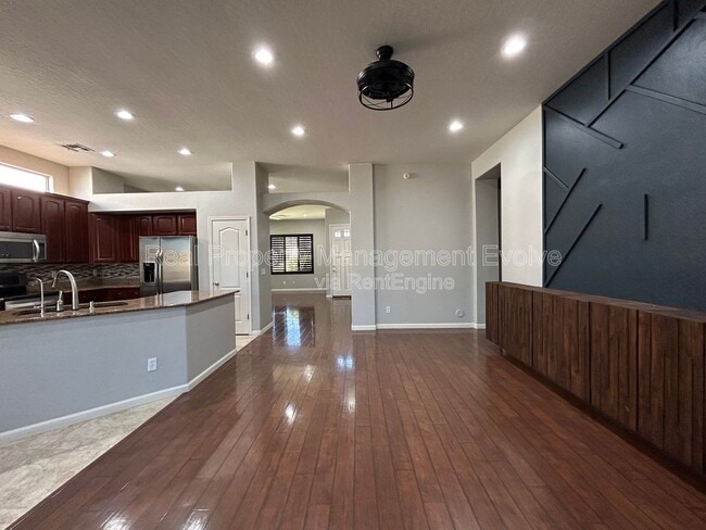 Building Photo - 774 E Maria Ln