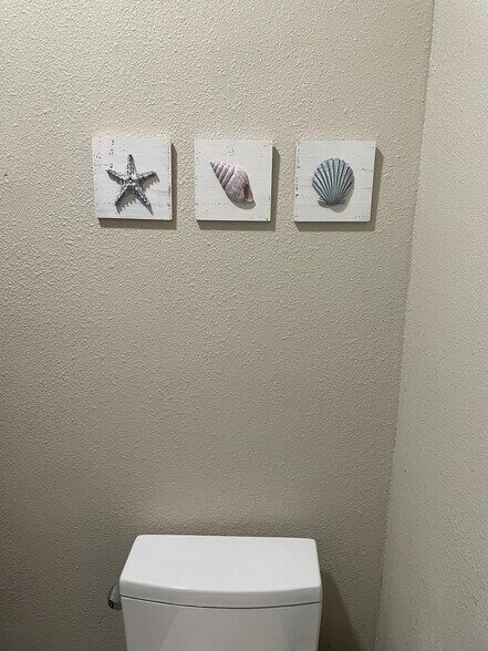 Bathroom toilet - 626 Lake St