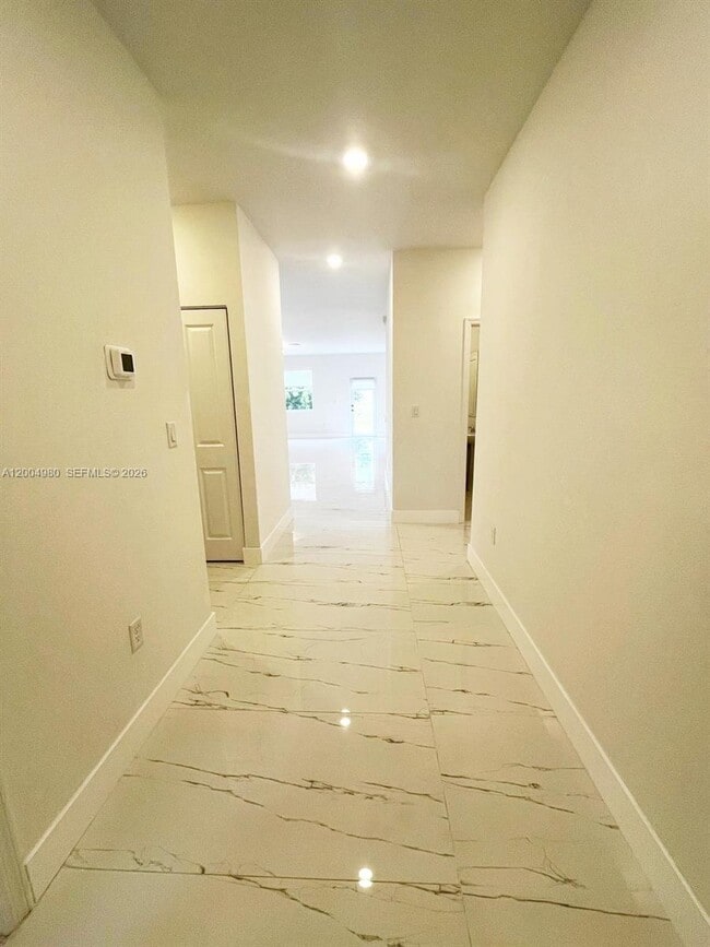 Building Photo - 833 SE 26th Rd