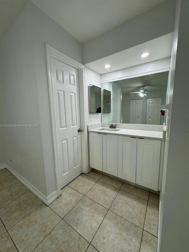 Building Photo - 9919 Twin Lakes Dr