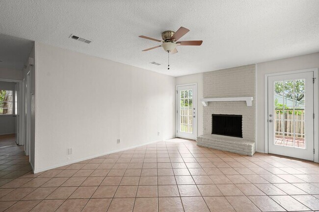 Building Photo - 1404 Valleyridge Cir