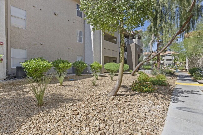 Building Photo - "Spacious 2-Bed, 2-Bath Condo Retreat in the Heart of Las Vegas!"