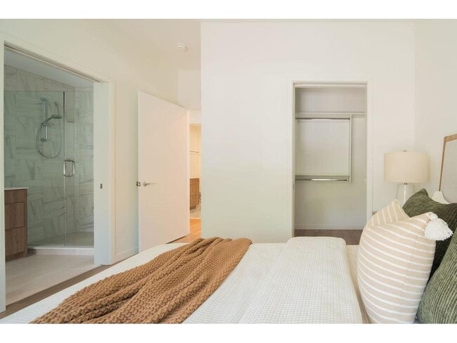 Building Photo - 10 West Dr