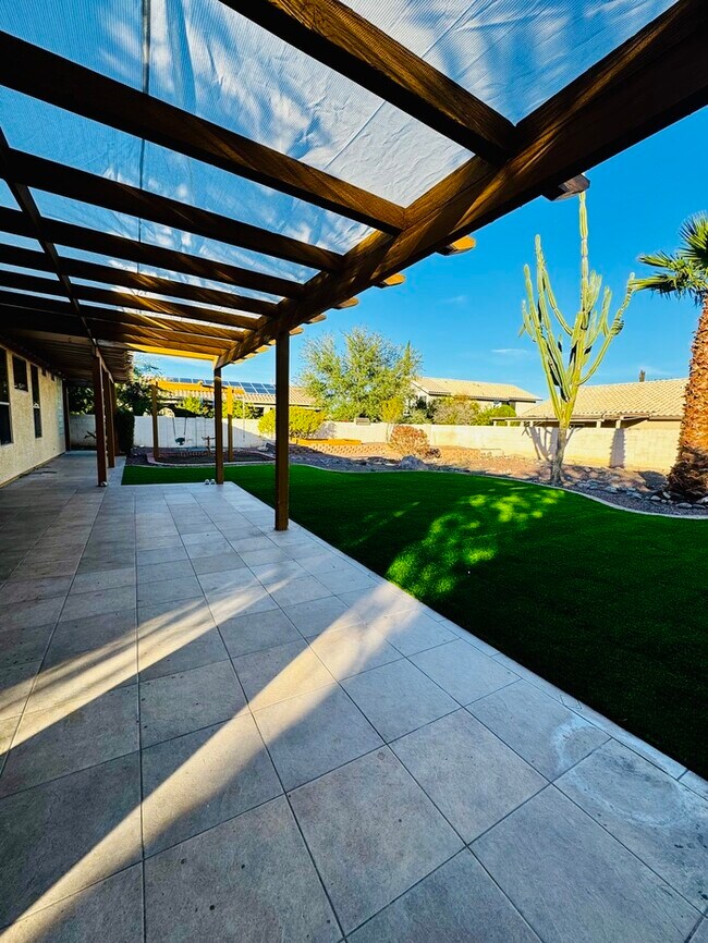 Building Photo - FOR RENT