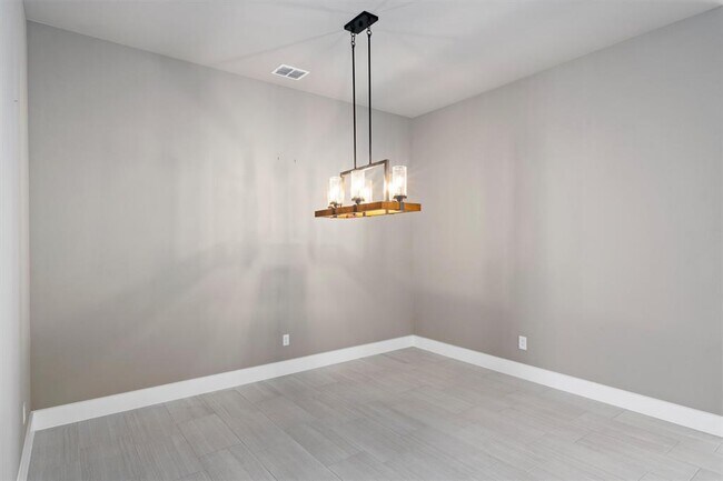 Building Photo - 904 Naranjo Dr