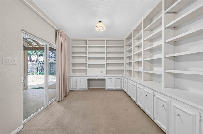 Building Photo - 5305 Greenbriar Dr