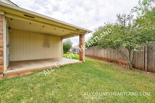 Building Photo - 2008 SE 7th Ct