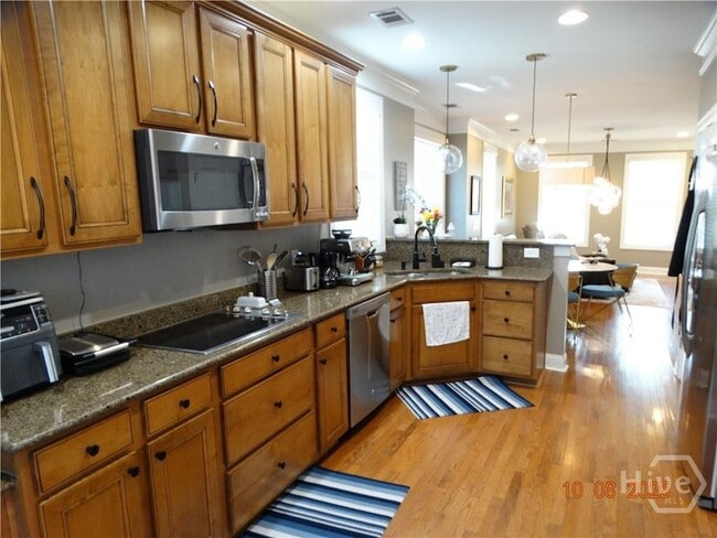 Building Photo - 323 Lakeview Dr