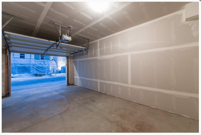 Building Photo - Beautiful 3 Bd, 2 Ba Condo with Garage Parking
