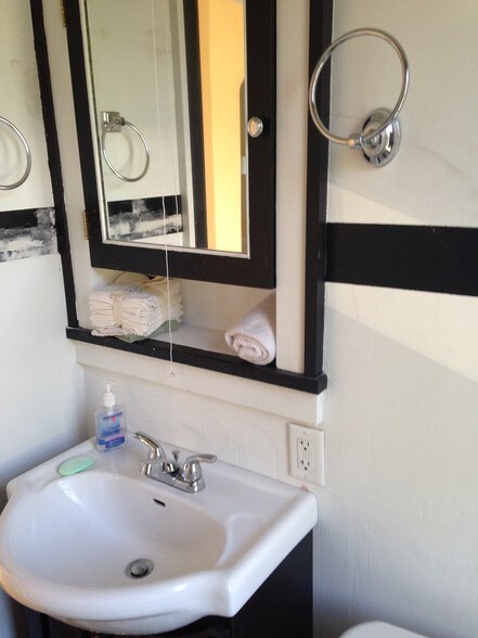 Building Photo - 320 E 5th St