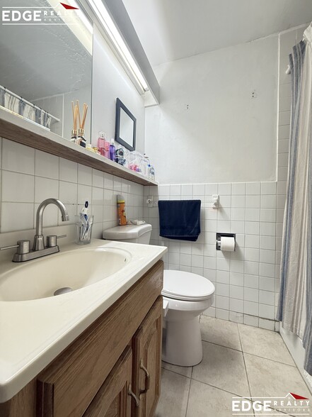 Building Photo - 140 Kenrick St