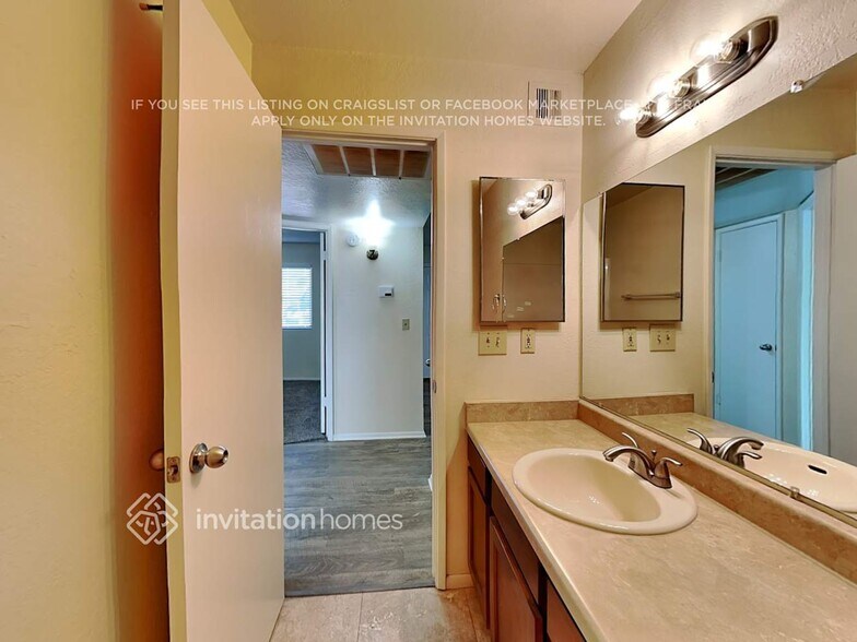 Building Photo - 208 N 100th Pl