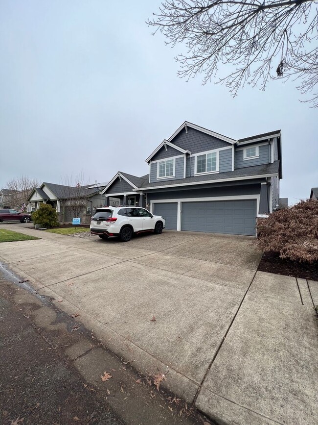 Building Photo - 3+ -Bedroom 3-Bathroom West Eugene Stunner!
