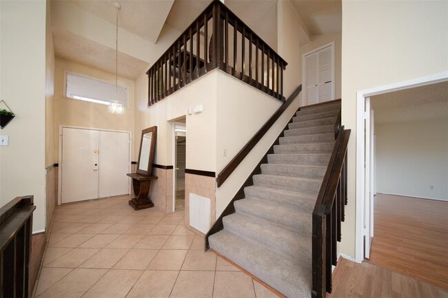 Building Photo - 10619 Chapel Hill Dr